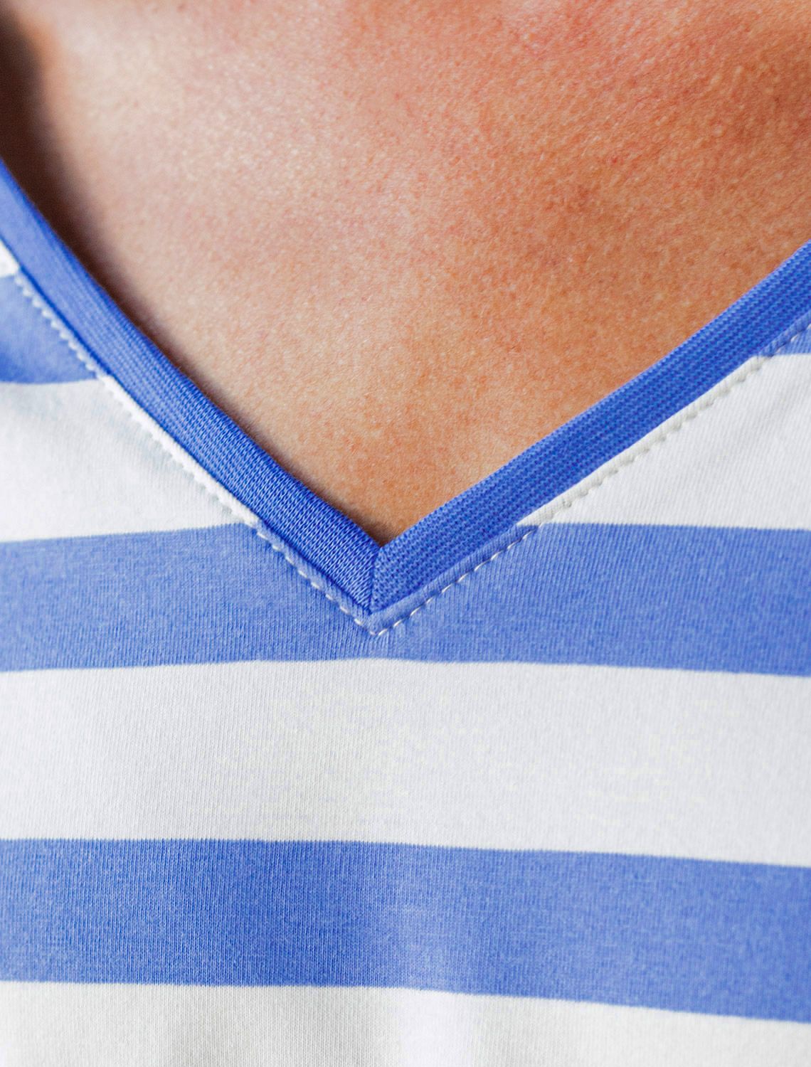 Футболка в полоску с V-вырезом и цельнокроеным рукавом из премиального хлопка D49.100 василек-белый