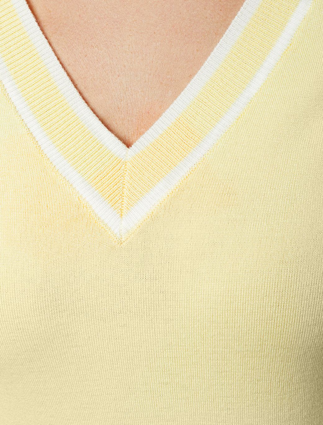 Ст.цена 1890р Джемпер тонкой вязки из вискозы D39.344 банановый