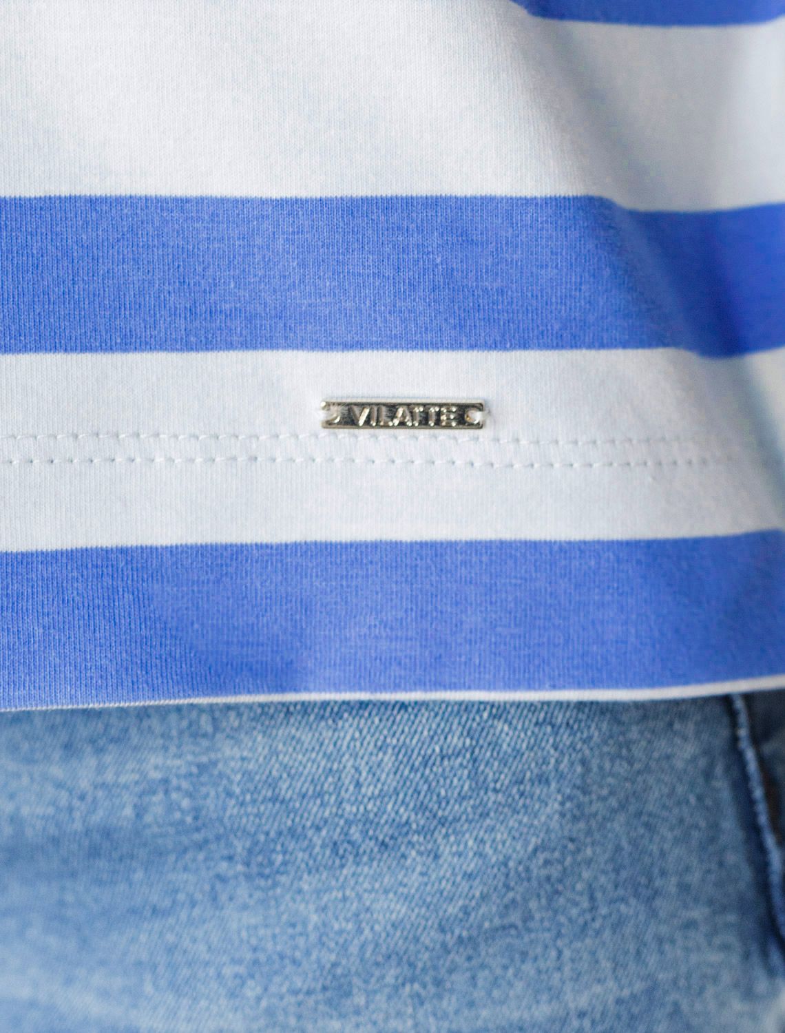 Футболка в полоску с V-вырезом и цельнокроеным рукавом из премиального хлопка D49.100 василек-белый