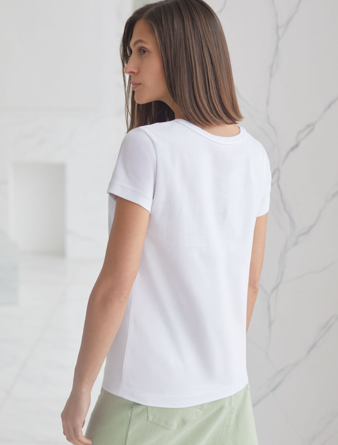 Базовая футболка полуприлегающая из премиального хлопка с эластаном D49.155 белый