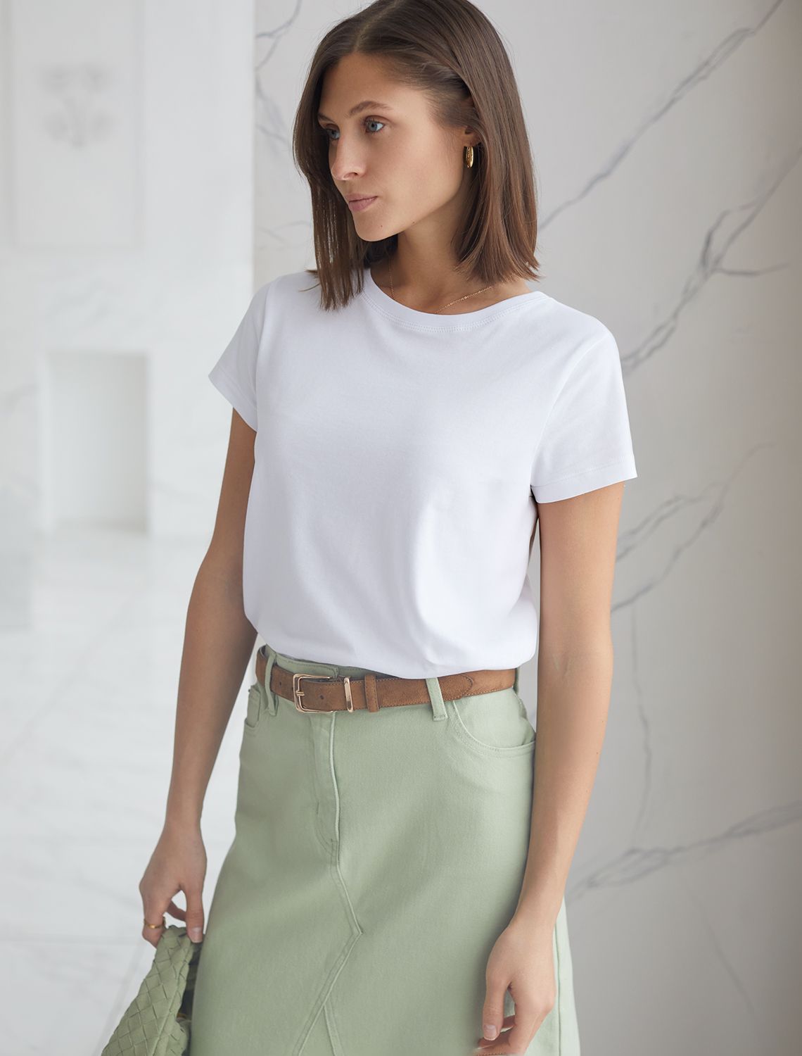 Базовая футболка полуприлегающая из премиального хлопка с эластаном D49.155 белый