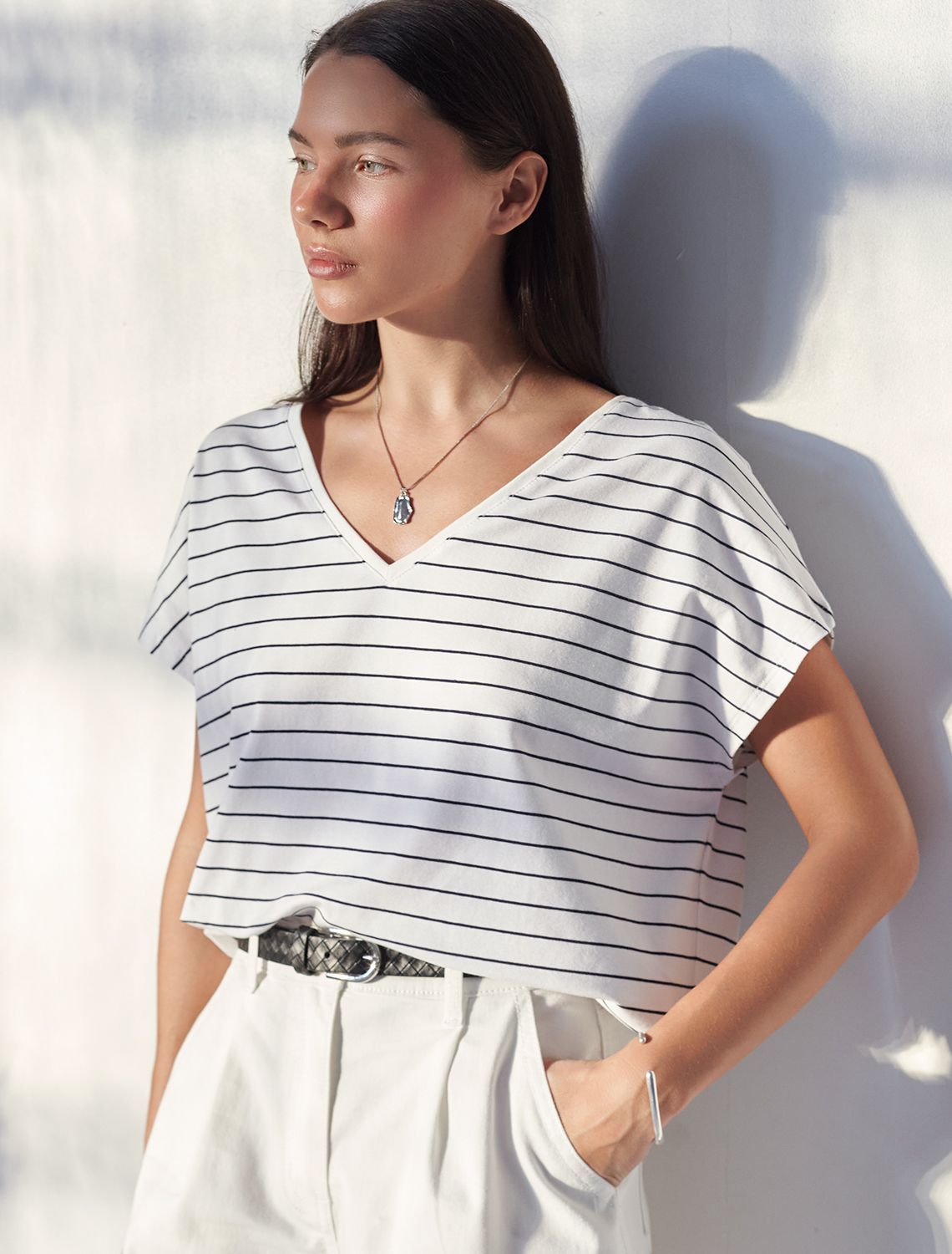 Футболка в полоску с V-вырезом и цельнокроеным рукавом из премиального хлопка D49.100 белый-синий