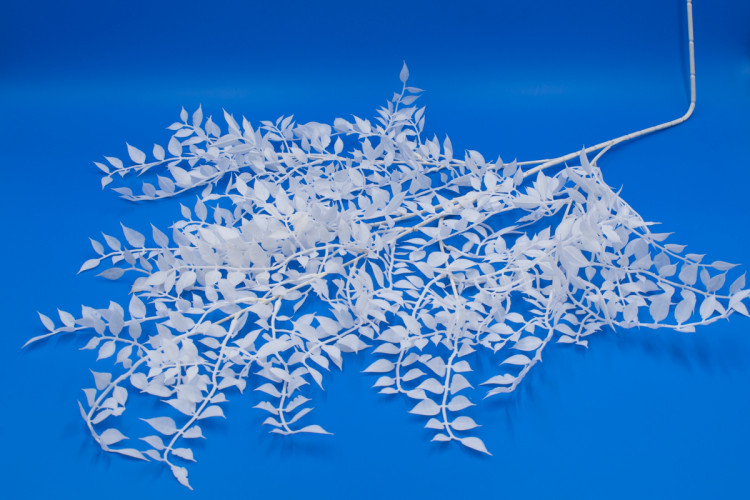 Высокая ветка высотой 107 см. с мелкими листочками. Пластмасса. 560043002956/2