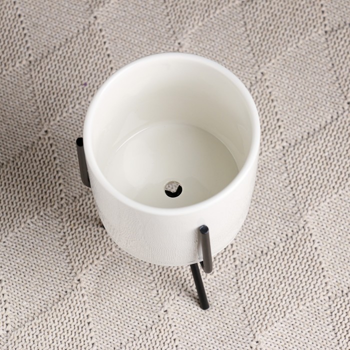 Декоративный горшок для цветов «Цилиндр», 300 мл, 15×8×8 см, керамика, на чёрной подставке, белый