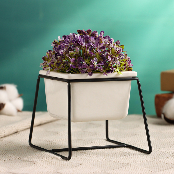 Горшок для цветов «Куб», 200 мл, 8.8×7.5×5.6 см, керамический, на чёрной металлической подставке, белый