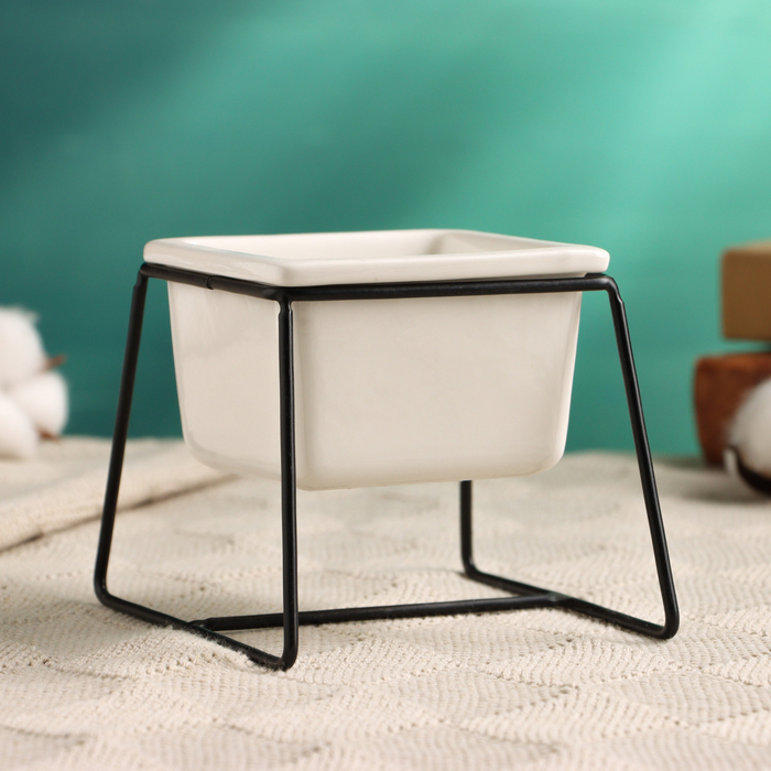 Горшок для цветов «Куб», 200 мл, 8.8×7.5×5.6 см, керамический, на чёрной металлической подставке, белый