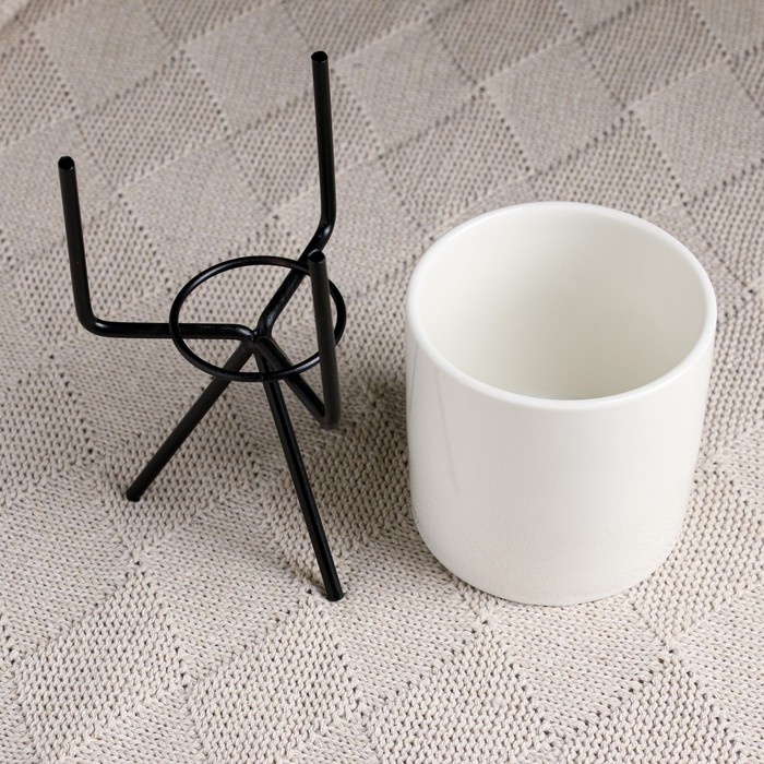 Декоративный горшок для цветов «Цилиндр», 300 мл, 15×8×8 см, керамика, на чёрной подставке, белый