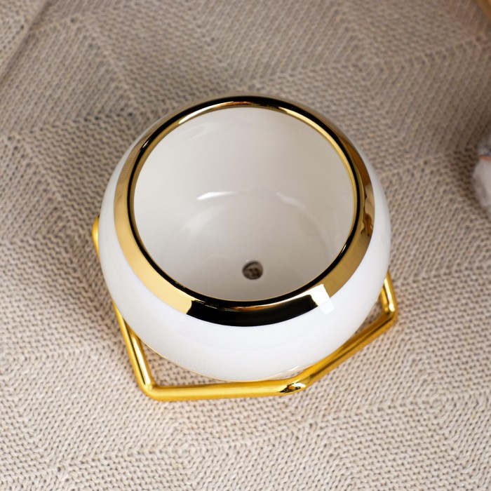 Декоративный горшок для цветов «Шар», керамический, 250 мл, 9×8 см, на металлической золотистой подставке, белый