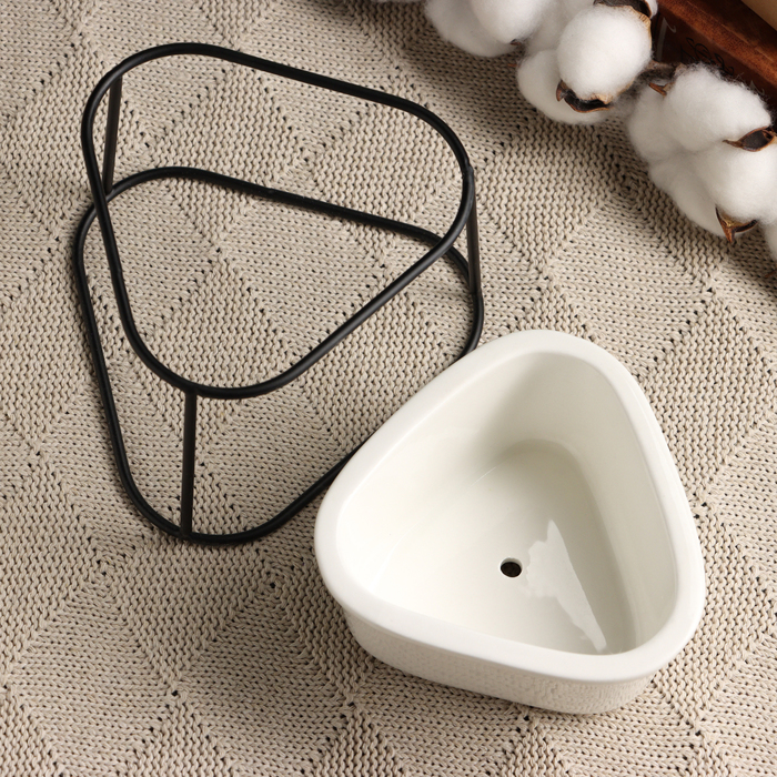 Горшок для цветов «Треугольник» керамический, 200 мл, 13×11×9 см, на чёрной металлической подставке, белый