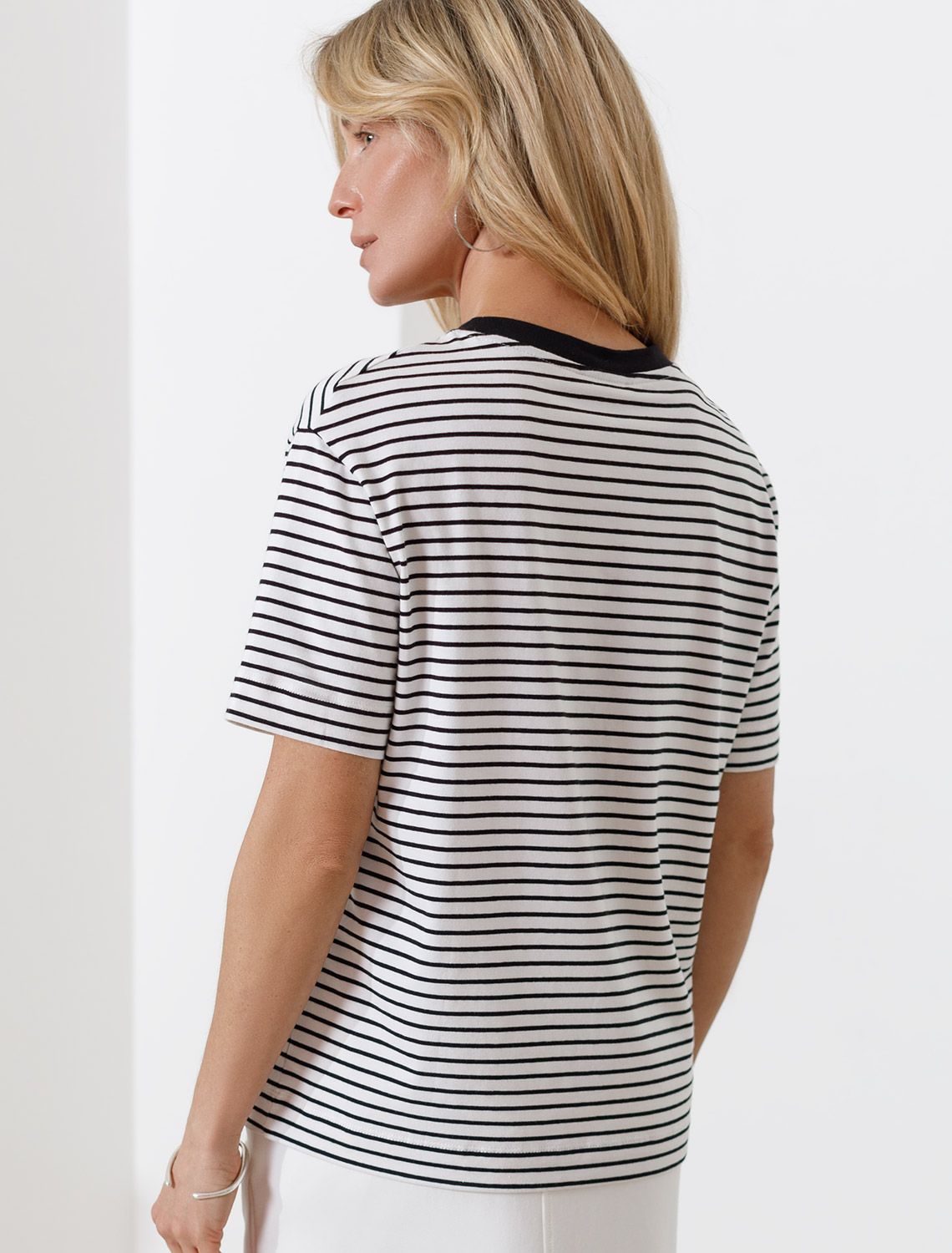 Свободная футболка в черно-белую полоску с принтом из премиального хлопка с эластаном