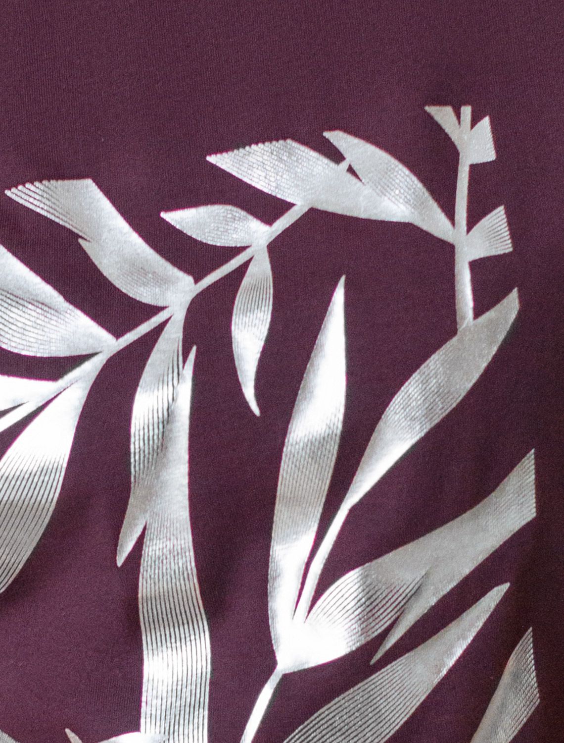 Нарядная футболка с серебристым принтом