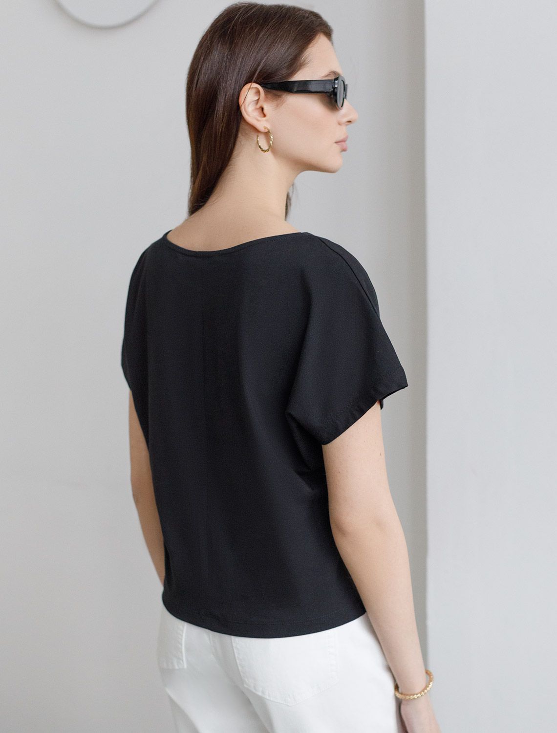 Нарядная футболка с блестящим принтом