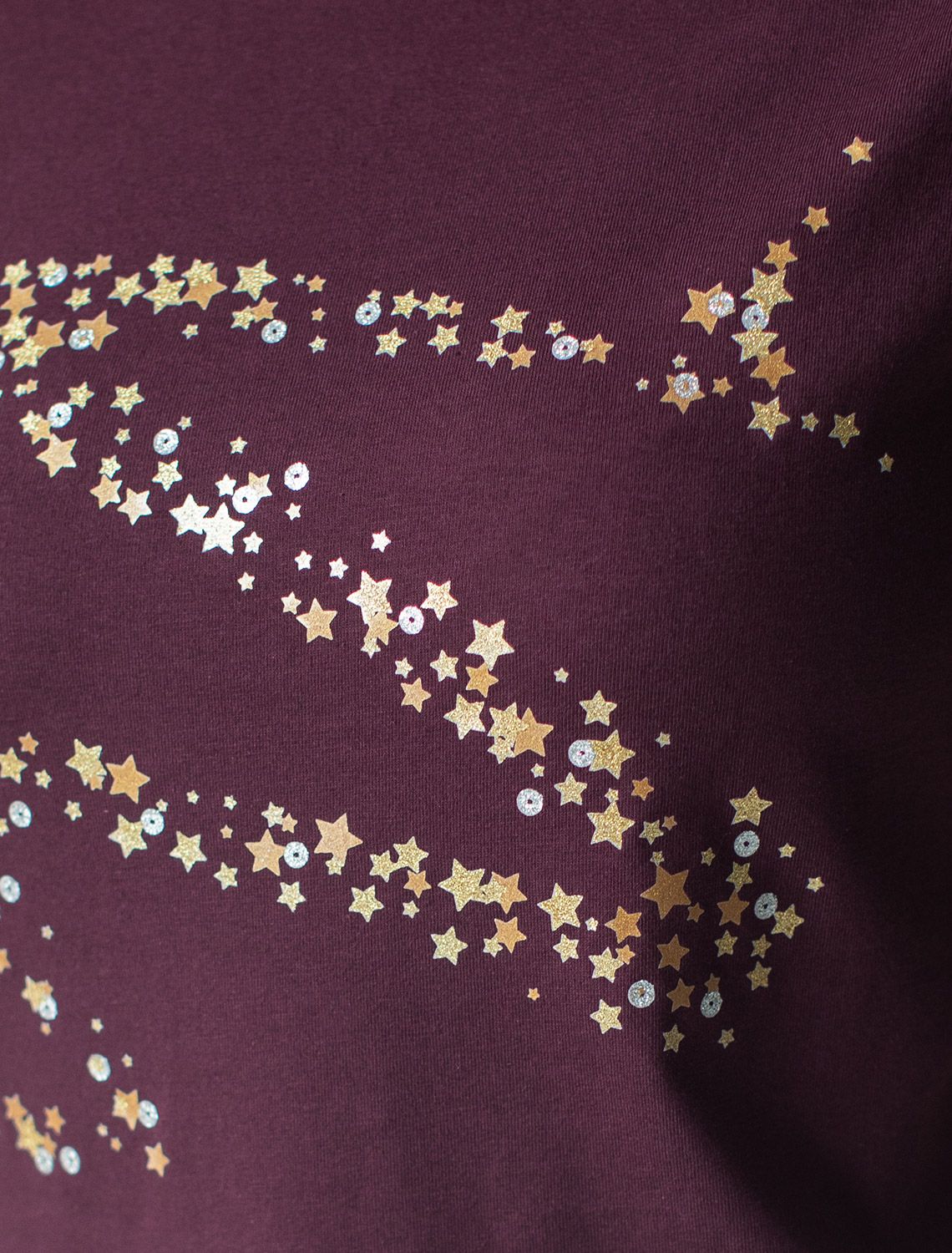 Нарядная футболка с блестящим принтом