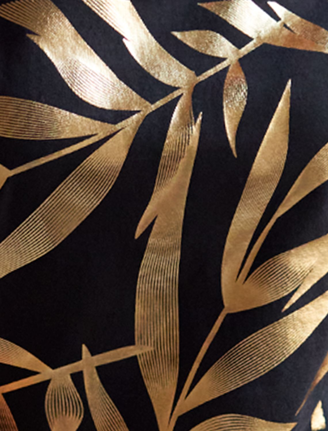 Нарядная футболка с золотистым принтом