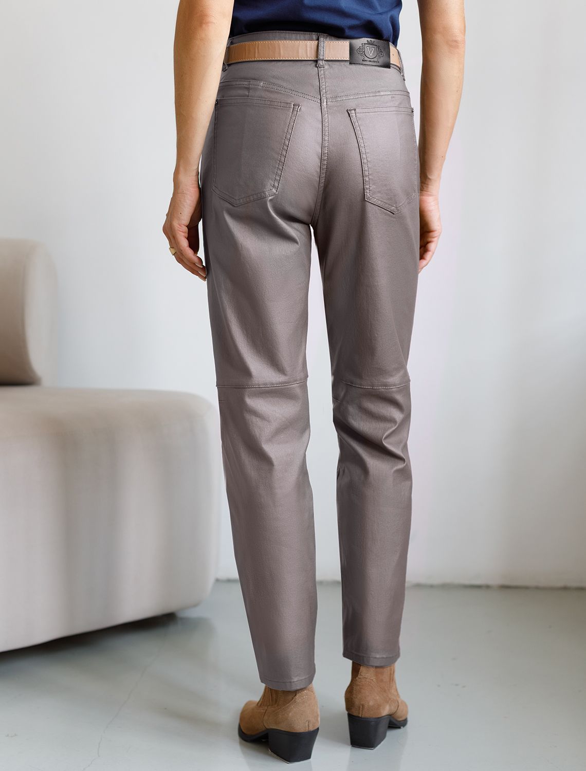 Брюки mom fit из эластичного хлопка с покрытием под кожу