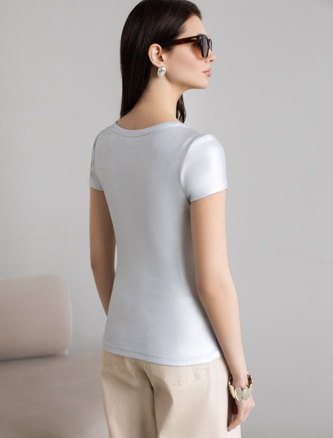 Футболка облегающая из хлопка в рубчик с V вырезом и матовым покрытием металлик