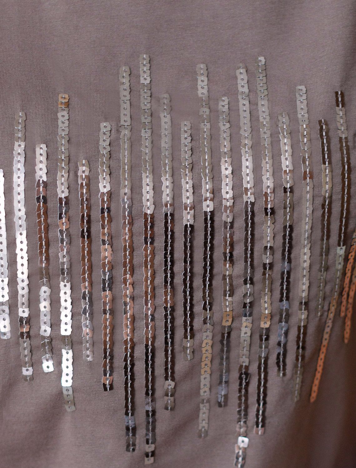 Нарядная футболка с принтом пайетками