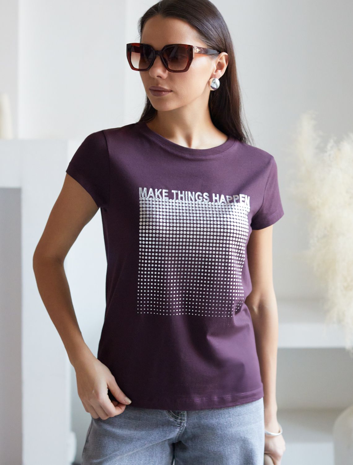 Нарядная футболка с блестящим принтом фольгой