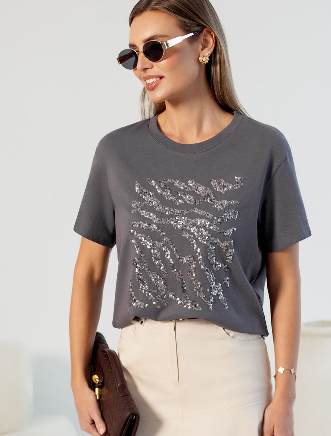 Нарядная футболка с принтом пайетками из премиального хлопка с эластаном
