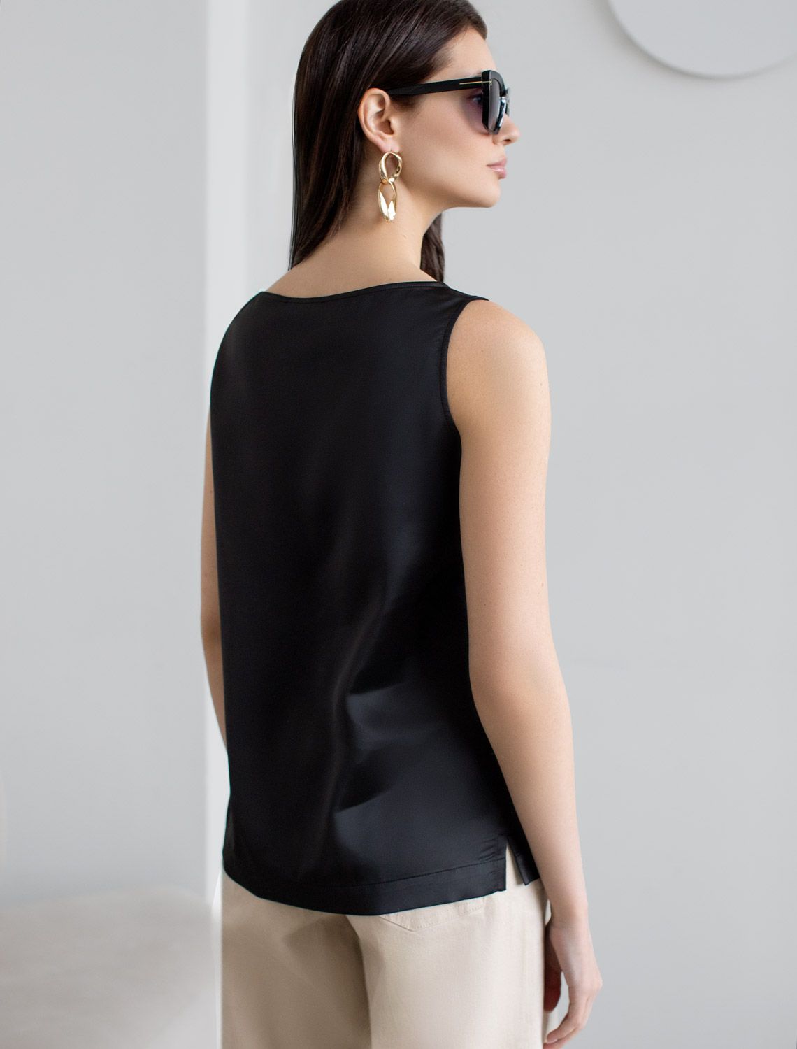 Элегантный топ из струящегося сатина