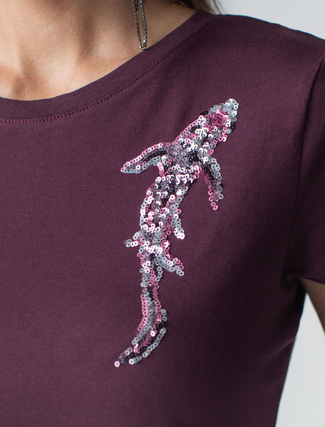 Нарядная футболка с блестящим принтом пайетками