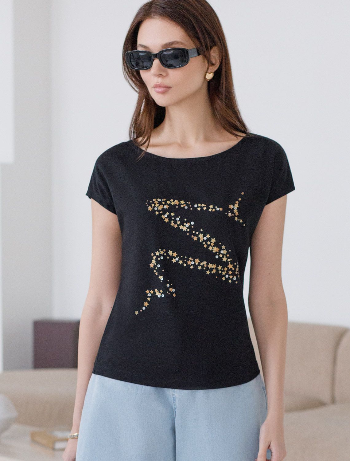 Нарядная футболка с блестящим принтом
