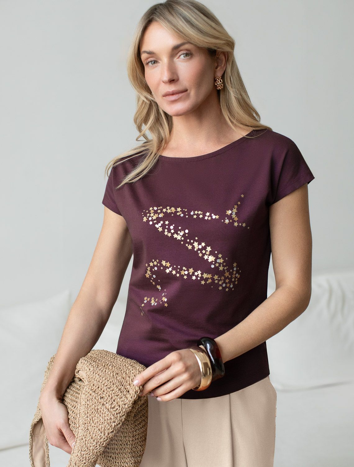 Нарядная футболка с блестящим принтом