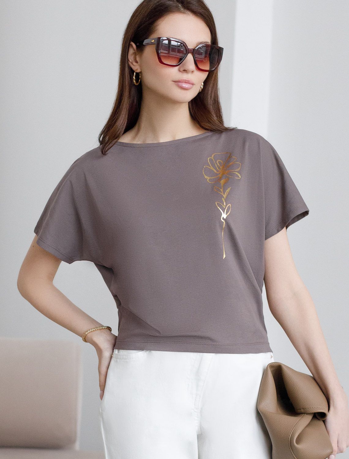 Нарядная футболка с блестящим принтом