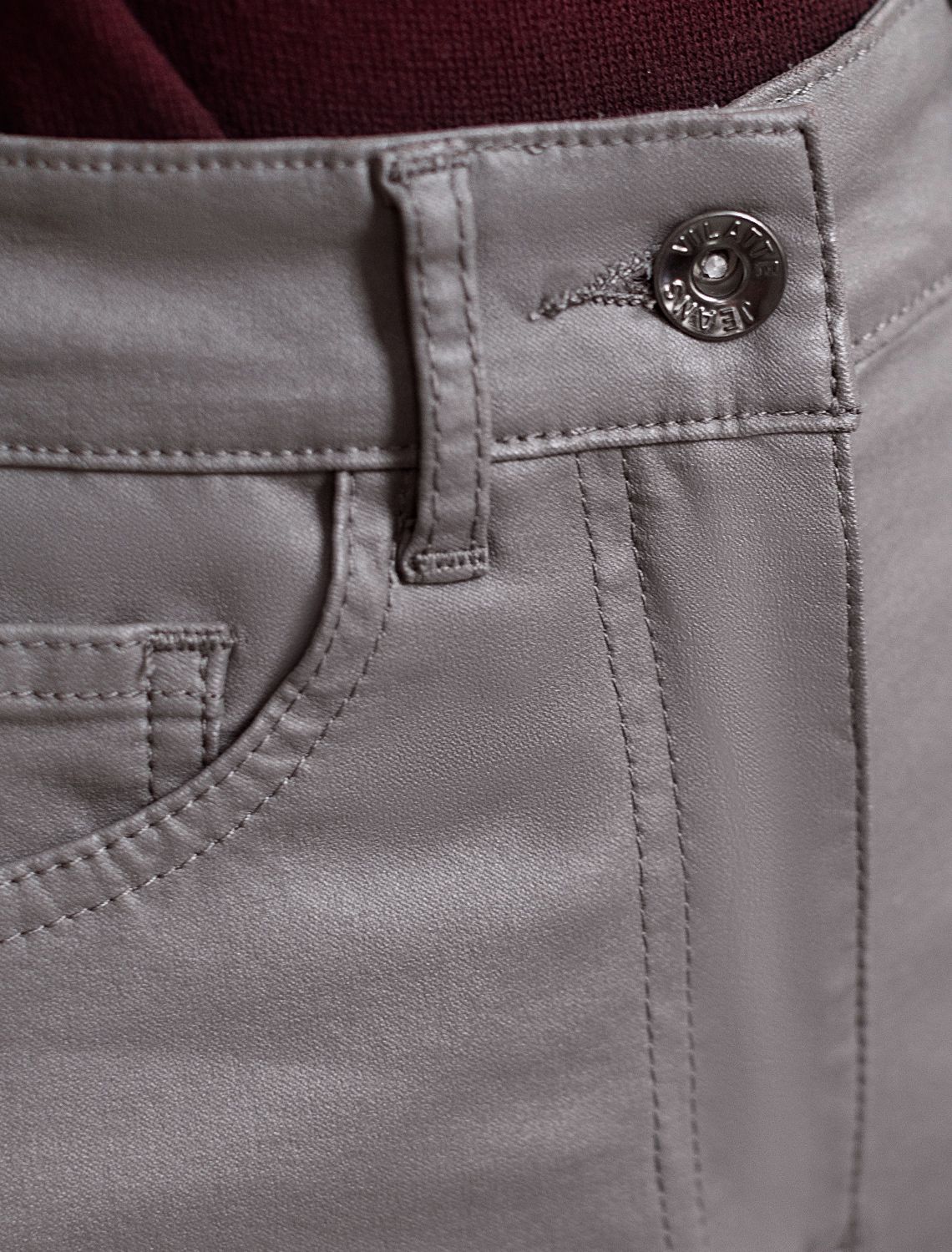 Брюки mom fit из эластичного хлопка с покрытием под кожу