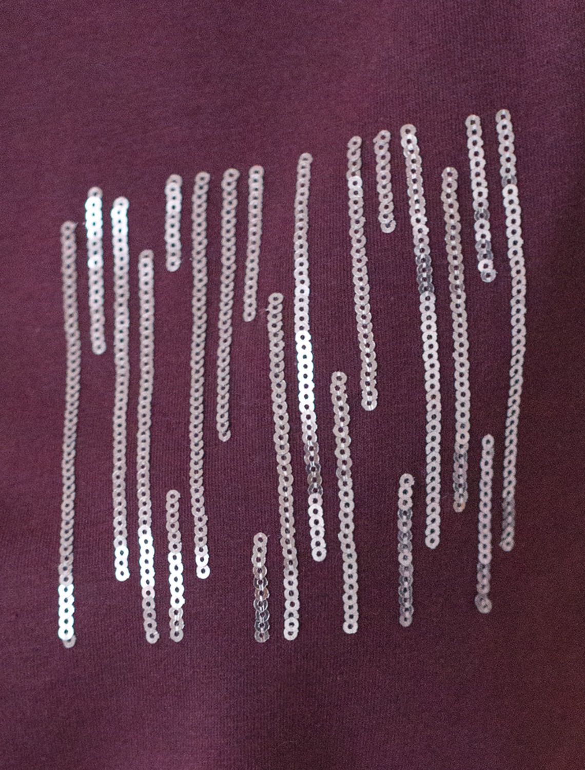 Нарядная футболка с блестящим принтом