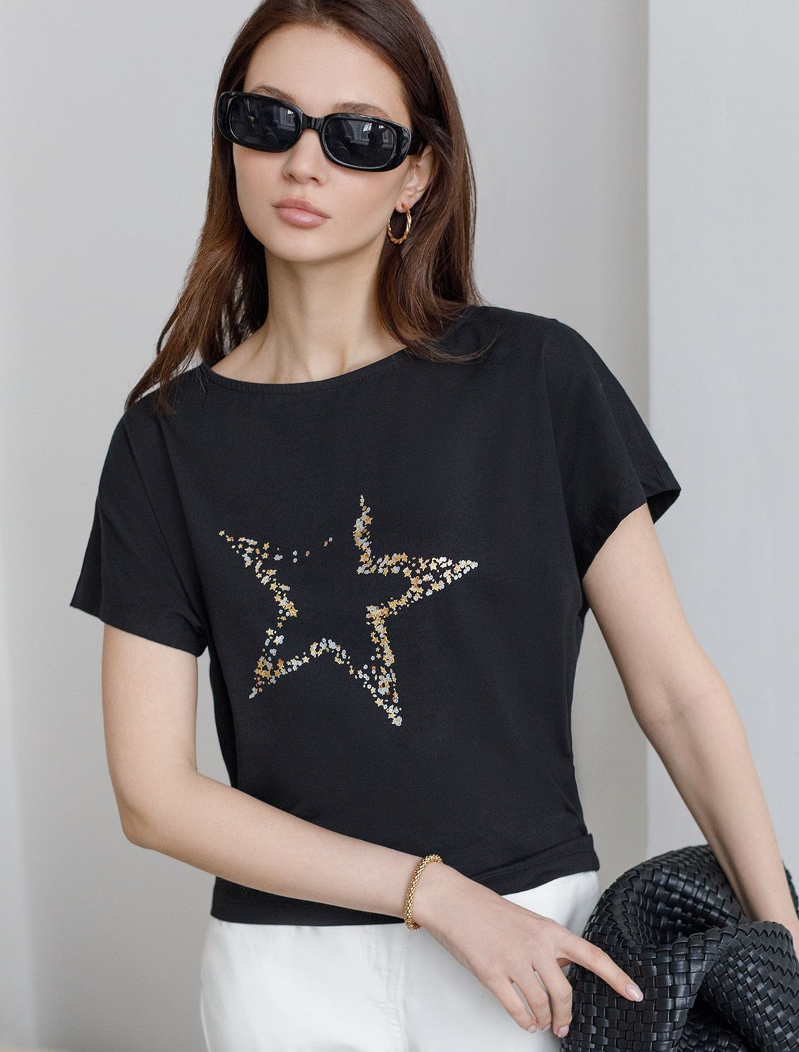 Нарядная футболка с блестящим принтом