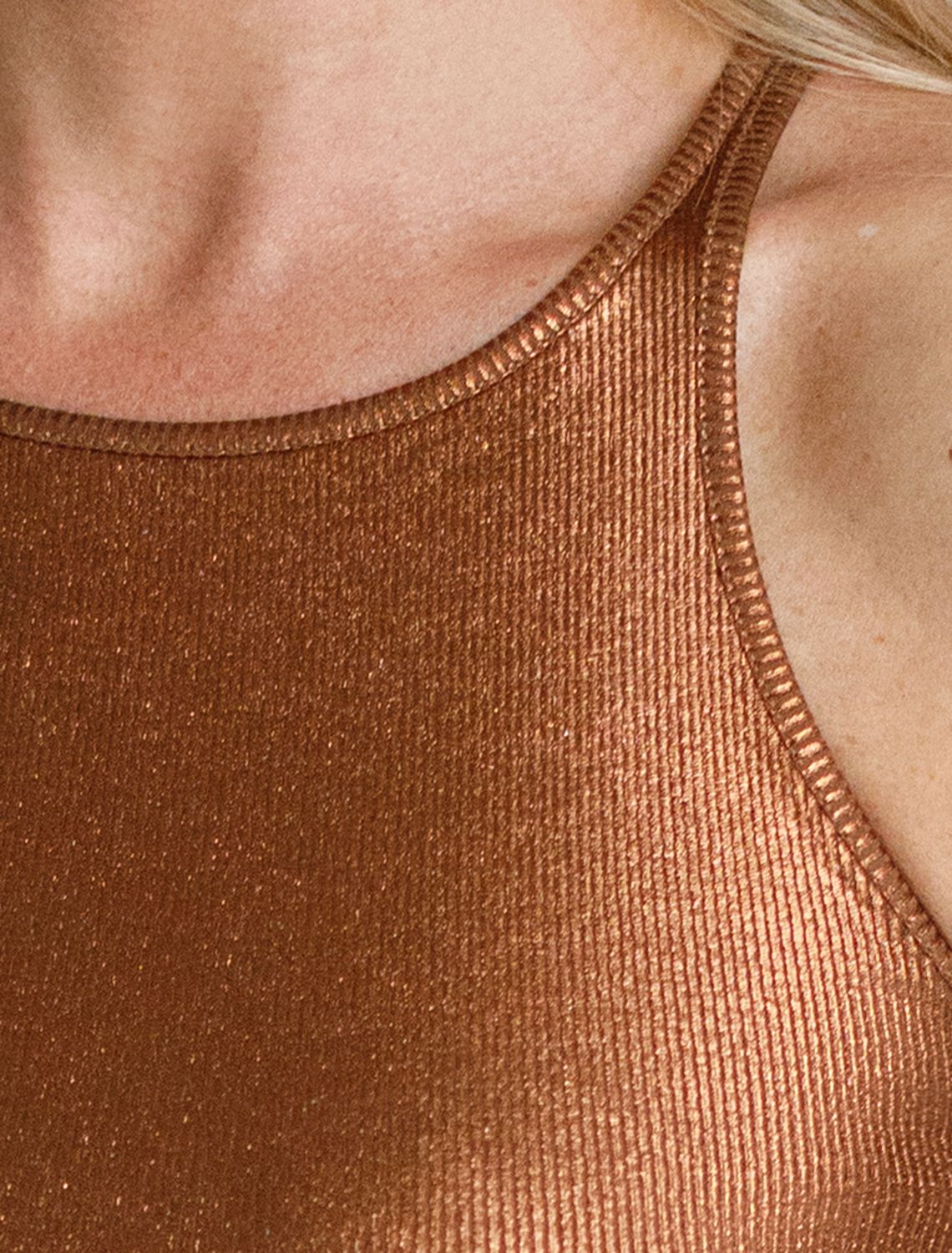 Топ с закрытым декольте из хлопка с эластаном в рубчик с матовым покрытием металлик