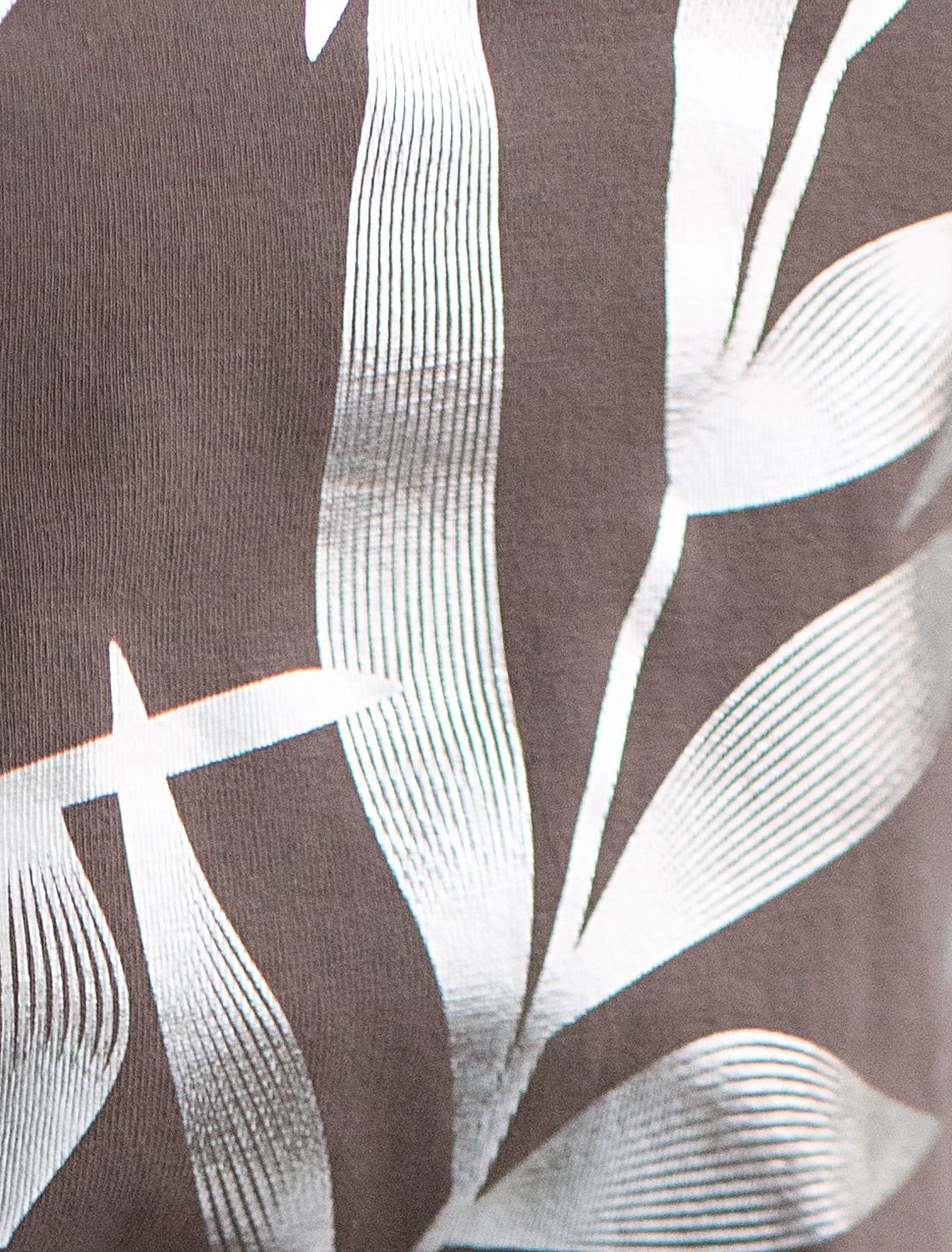 Нарядная футболка с серебристым принтом