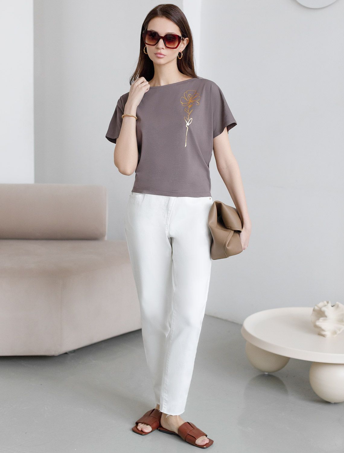 Нарядная футболка с блестящим принтом