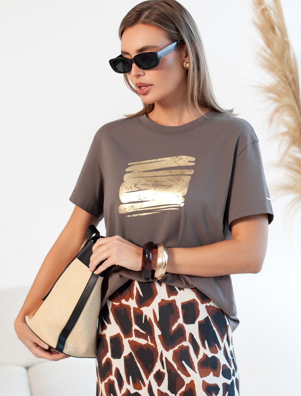 Нарядная футболка с принтом фольгой из премиального хлопка с эластаном