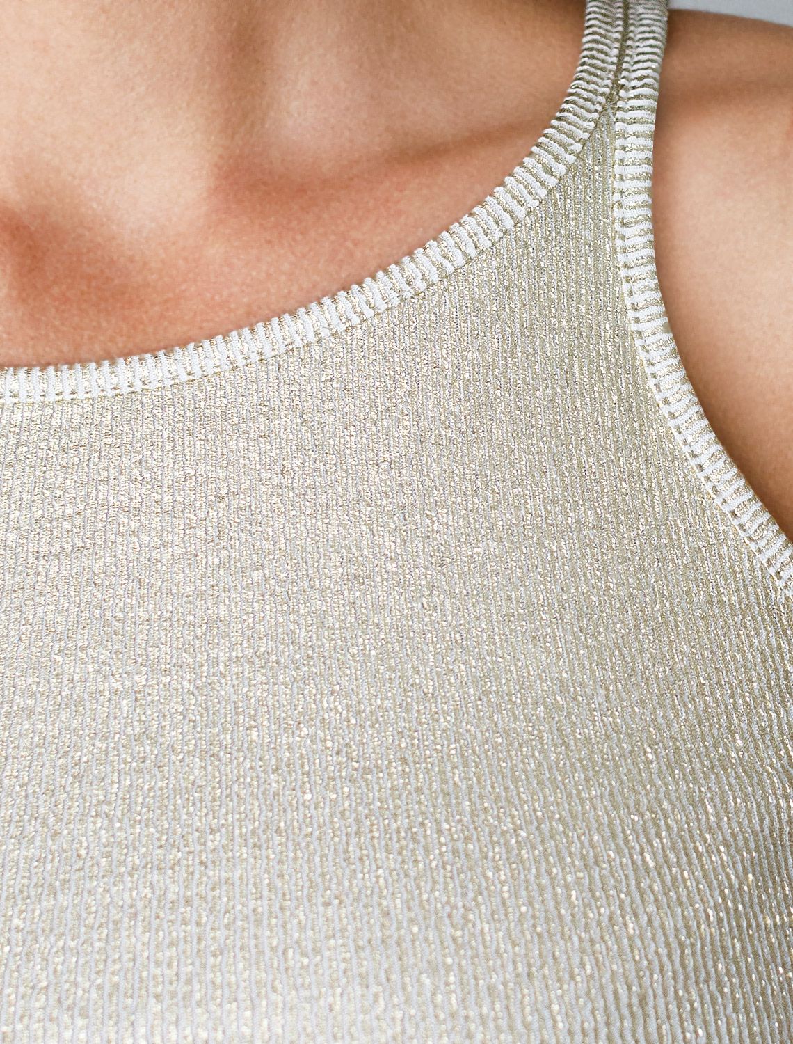 Топ с закрытым декольте из хлопка с эластаном в рубчик с матовым покрытием металлик