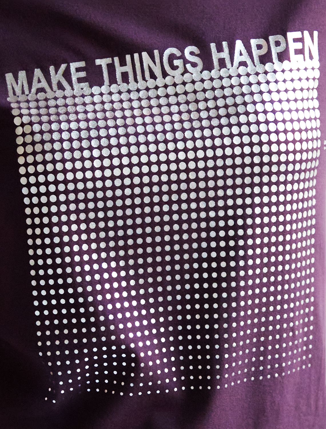 Нарядная футболка с блестящим принтом фольгой