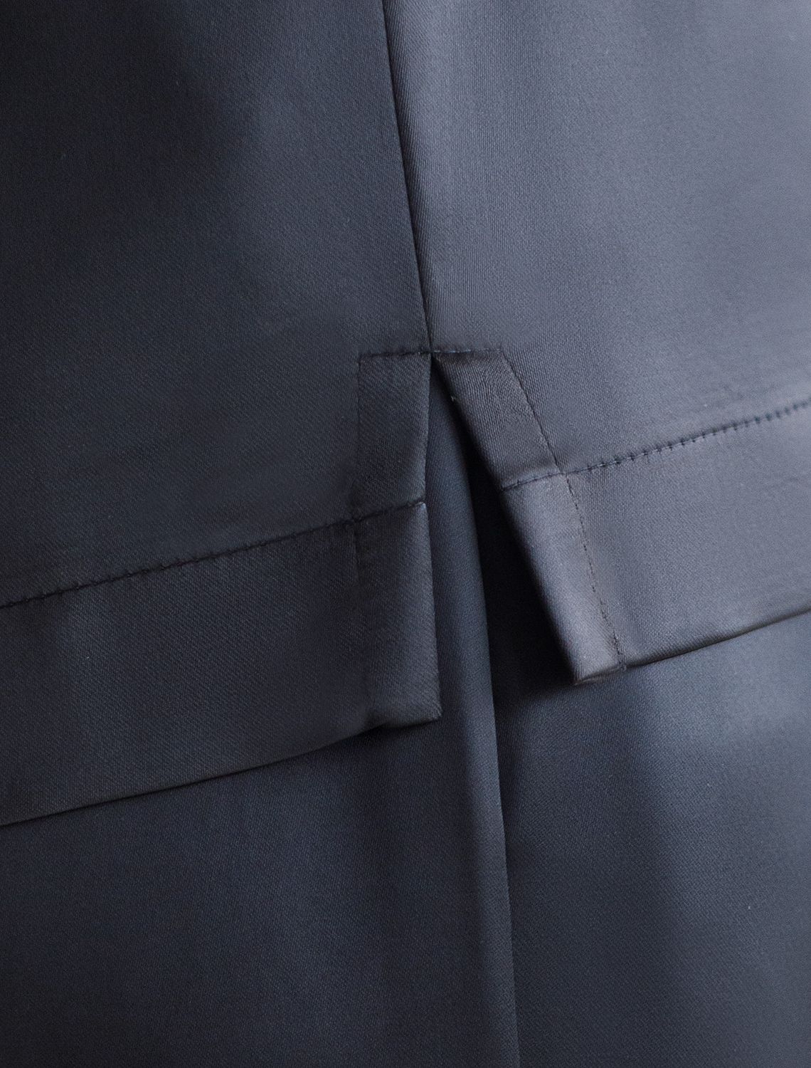 Элегантный топ из струящегося сатина