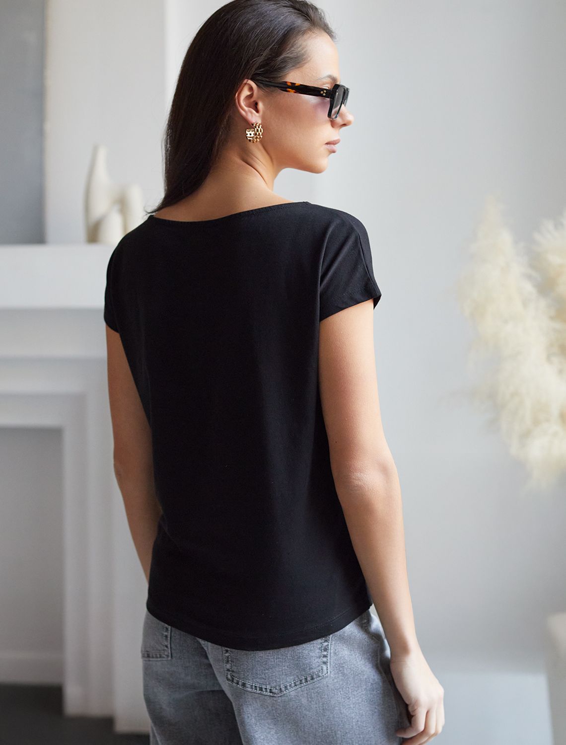 Нарядная футболка с золотистым принтом