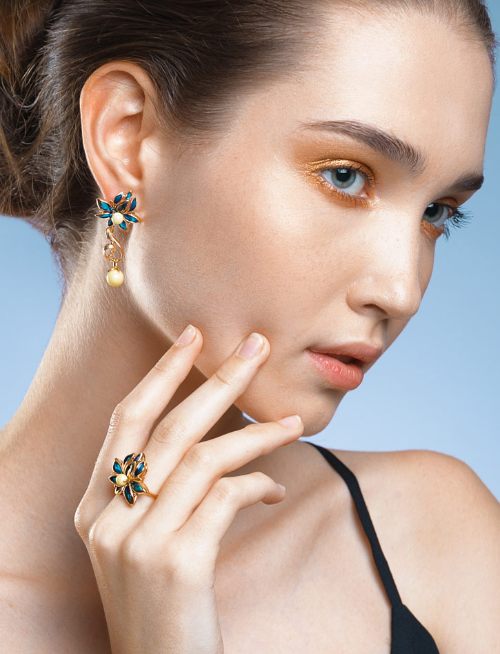 Великолепное позолоченное кольцо с натуральным янтарём и эмалью Verona