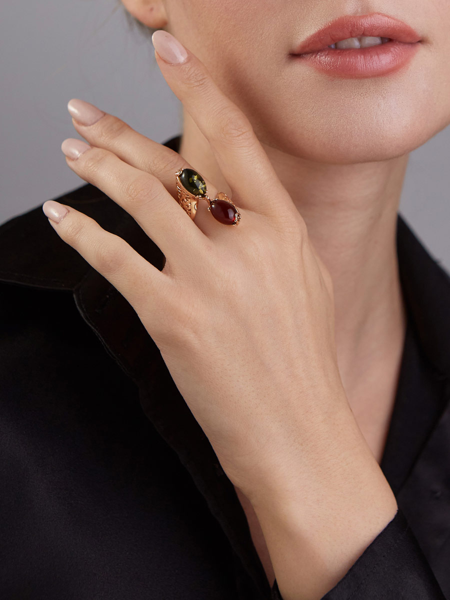 Яркое кольцо с натуральным янтарём двух ярких оттенков «Касабланка»