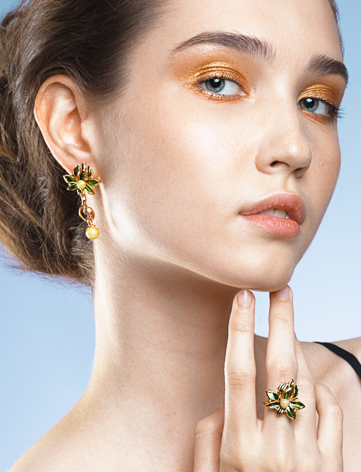 Красивое кольцо с натуральным янтарём и эмалью Verona