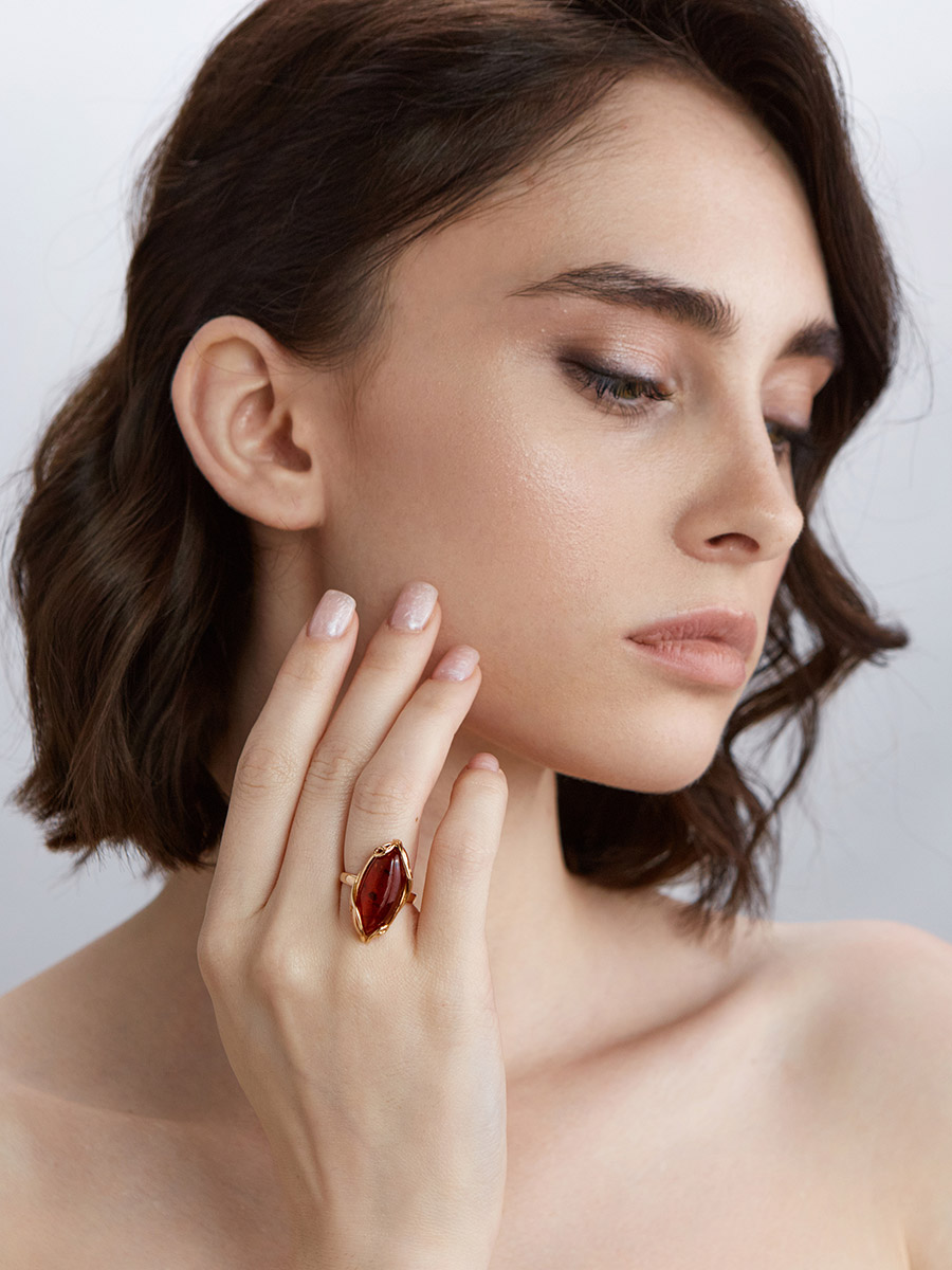 Красивое кольцо из натурального коньячного янтаря «Рококо»