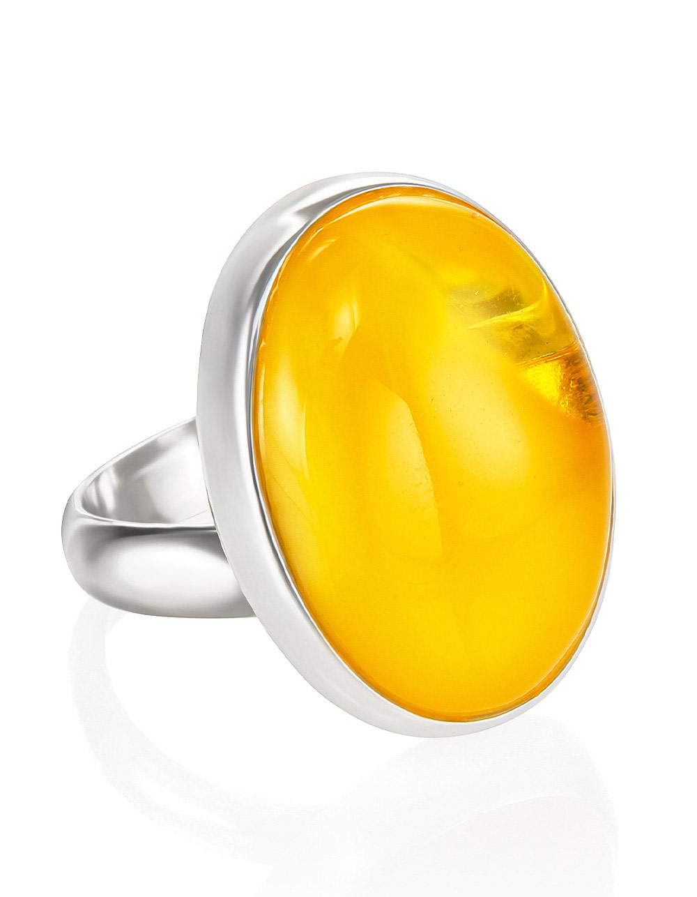 Овальное кольцо из натурального балтийского янтаря медового цвета «Глянец»