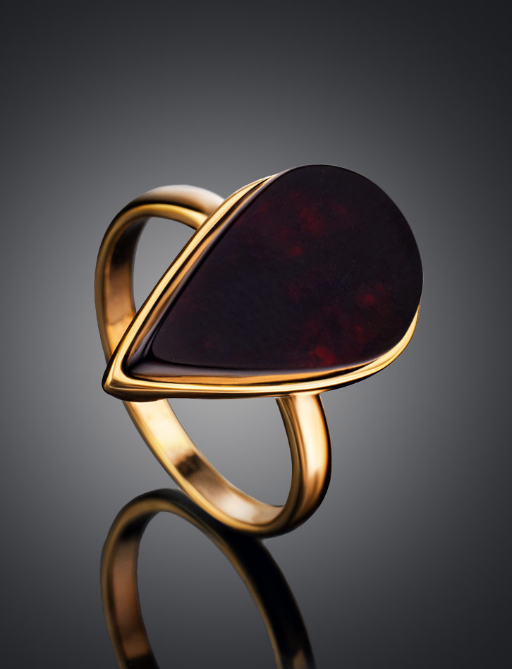 Оригинальное кольцо из натурального янтаря вишнёвого цвета «Импульс»