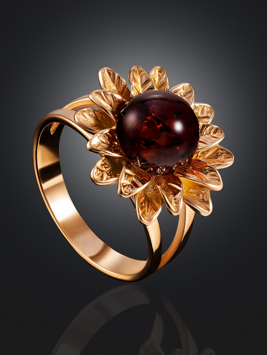 Нарядное кольцо в цветочном дизайне, украшенное вишнёвым янтарём «Астра»
