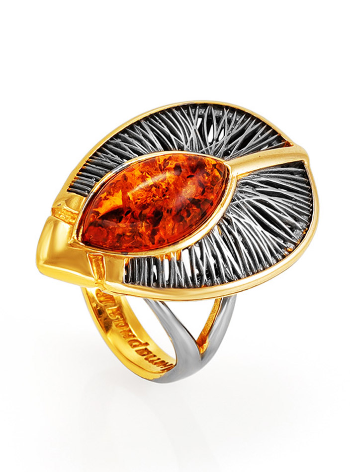 Стильное кольцо из серебра и натурального янтаря коньячного цвета «Терция»