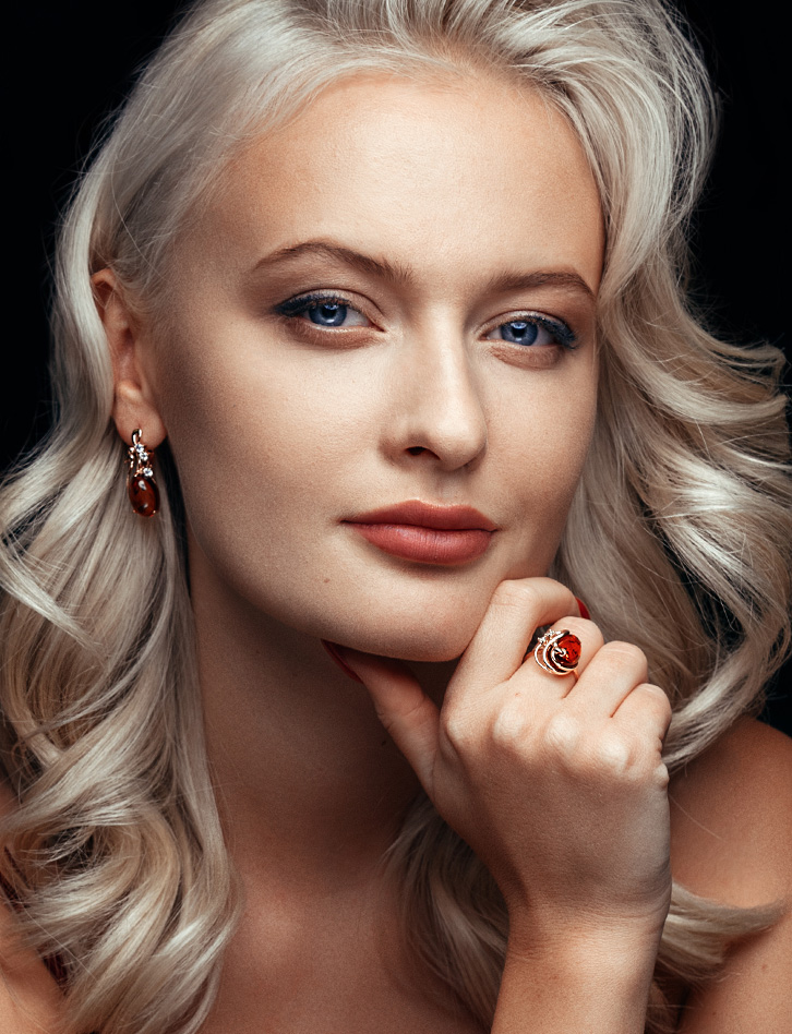 Нарядное кольцо с натуральным янтарём «Мелисса»