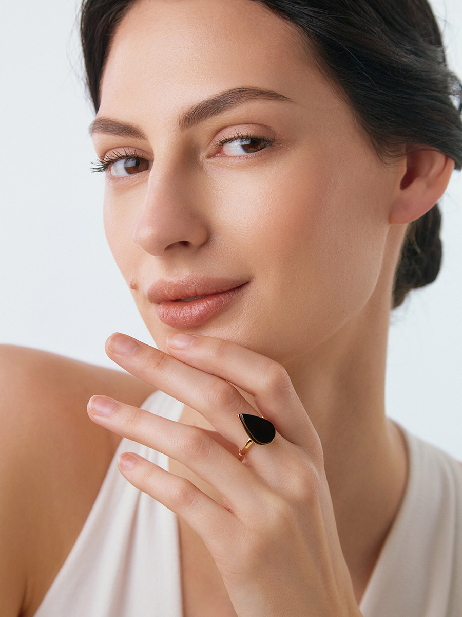 Оригинальное кольцо из натурального янтаря вишнёвого цвета «Импульс»