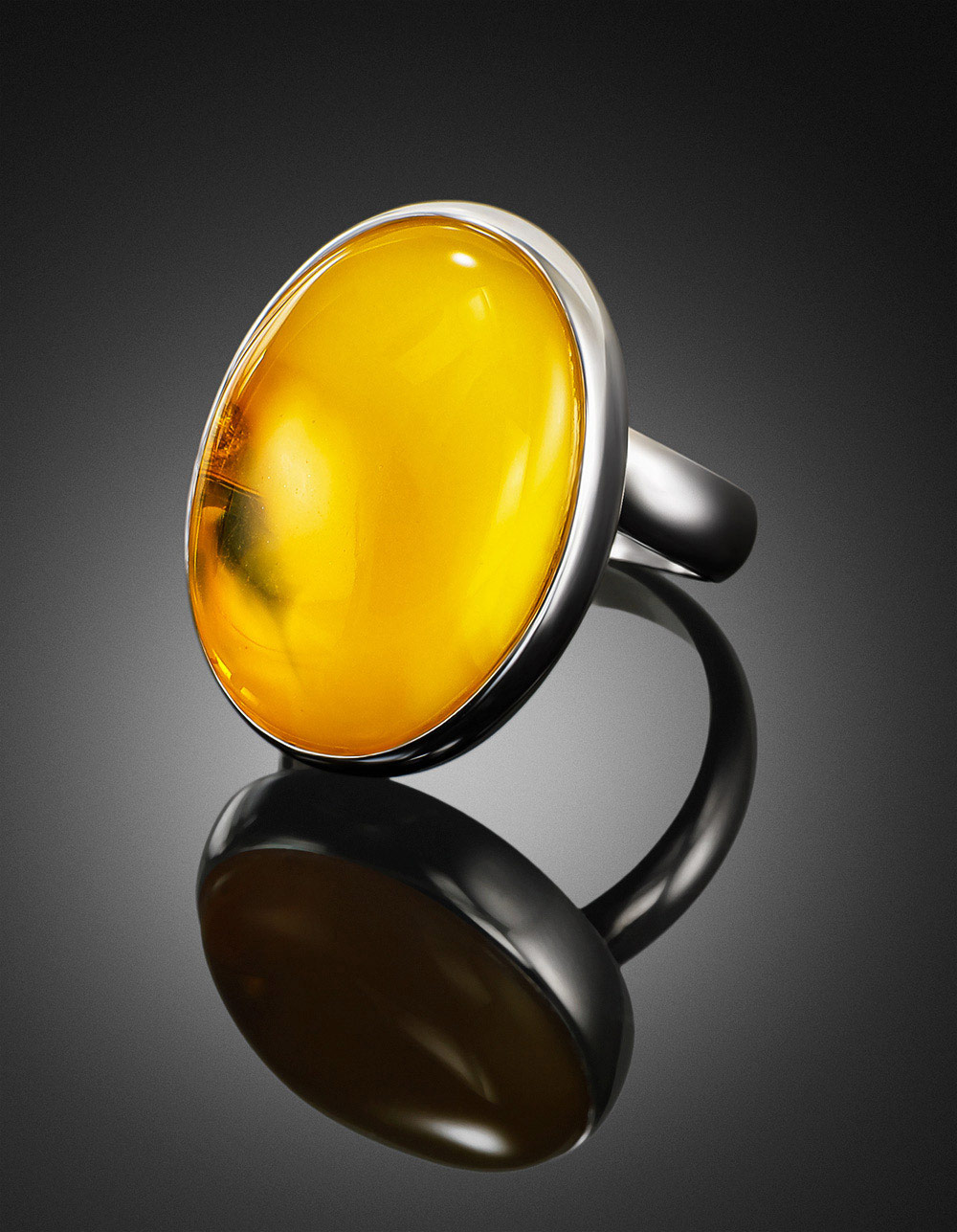 Овальное кольцо из натурального балтийского янтаря медового цвета «Глянец»